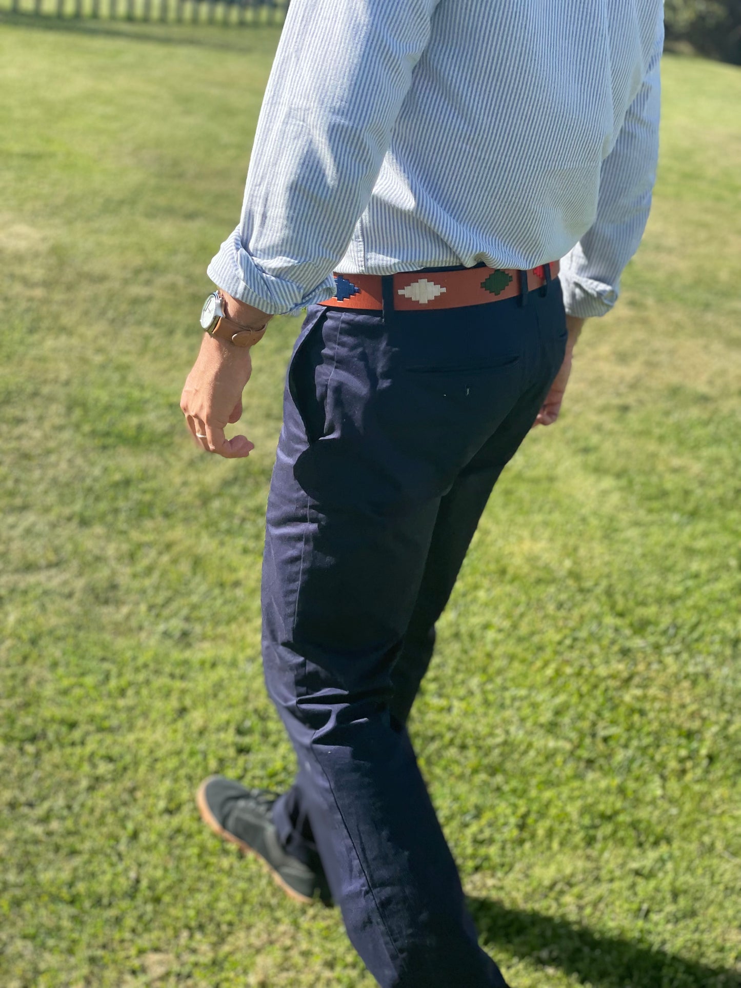 hombre caminando con cinturón de cuero