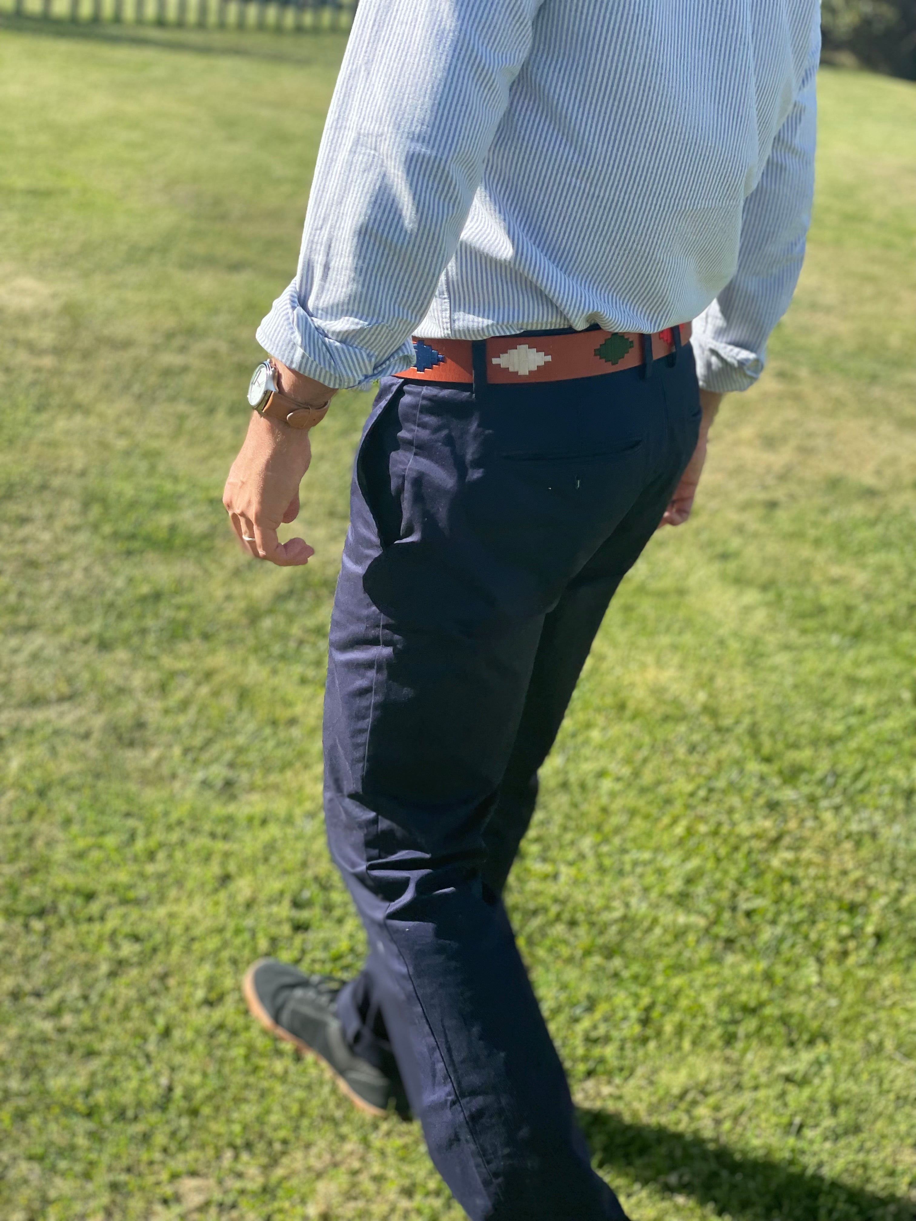 hombre caminando con cinturón de cuero